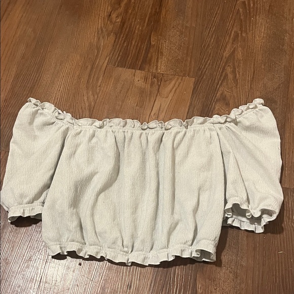 Chic Ruffled White Blouse - Picture 2 of 3